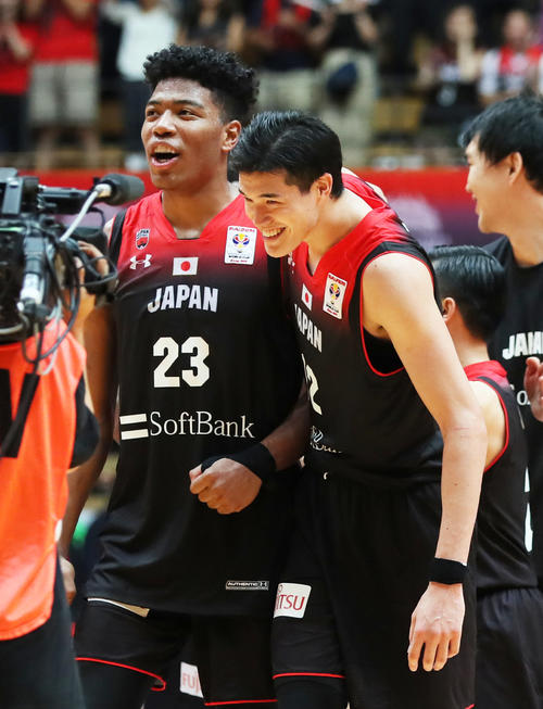 18年9月、バスケットボール男子W杯アジア2次予選でイランに勝利し笑顔を見せる八村（左）と渡辺