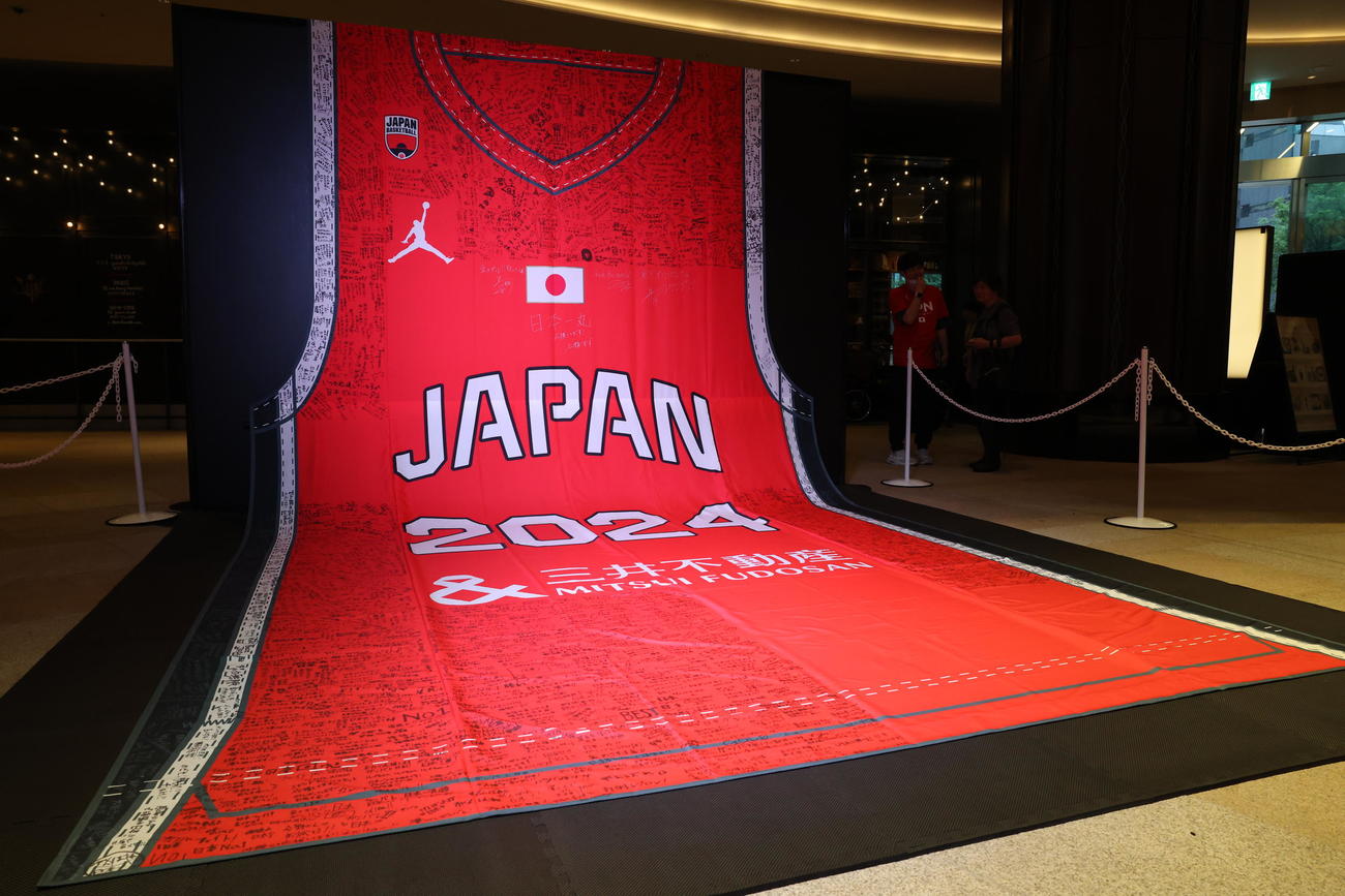 応援メッセージが寄せられるジャイアントユニホーム（撮影・河田真司）