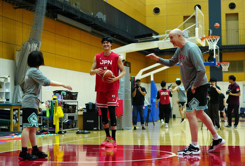 バスケ】日本代表の渡辺雄太「死ぬ気で治す」「ギリギリ」左ふくらはぎ