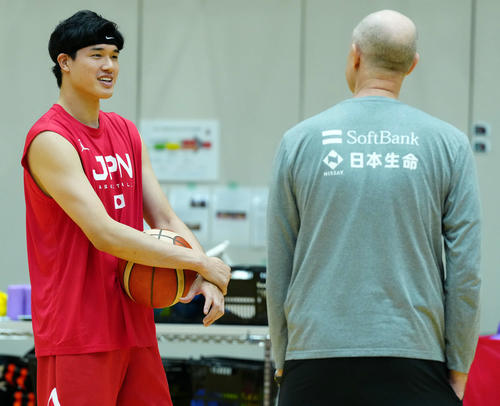 バスケ】日本代表の渡辺雄太「死ぬ気で治す」「ギリギリ」左ふくらはぎ