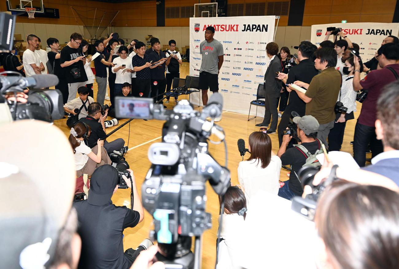 多くの報道陣に囲まれ質問に答える八村（撮影・たえ見朱実）