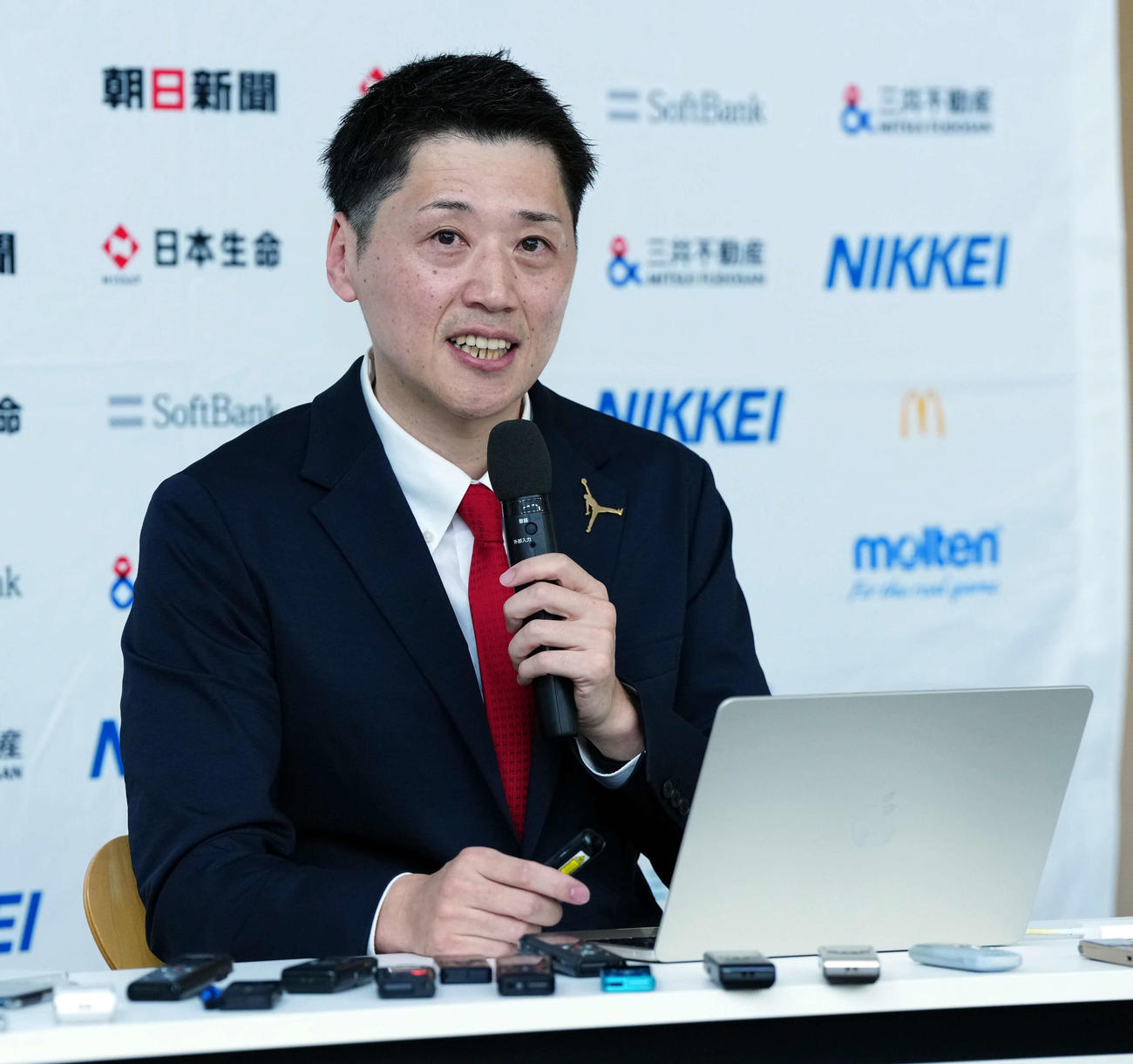 会見を行ったバスケットボール女子日本代表の恩塚HC（撮影・たえ見朱実）