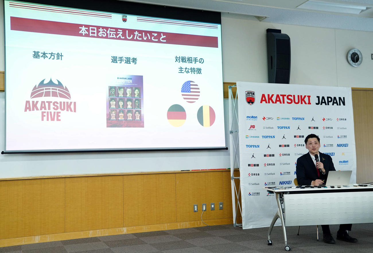 会見を行ったバスケットボール女子日本代表の恩塚HC（撮影・たえ見朱実）