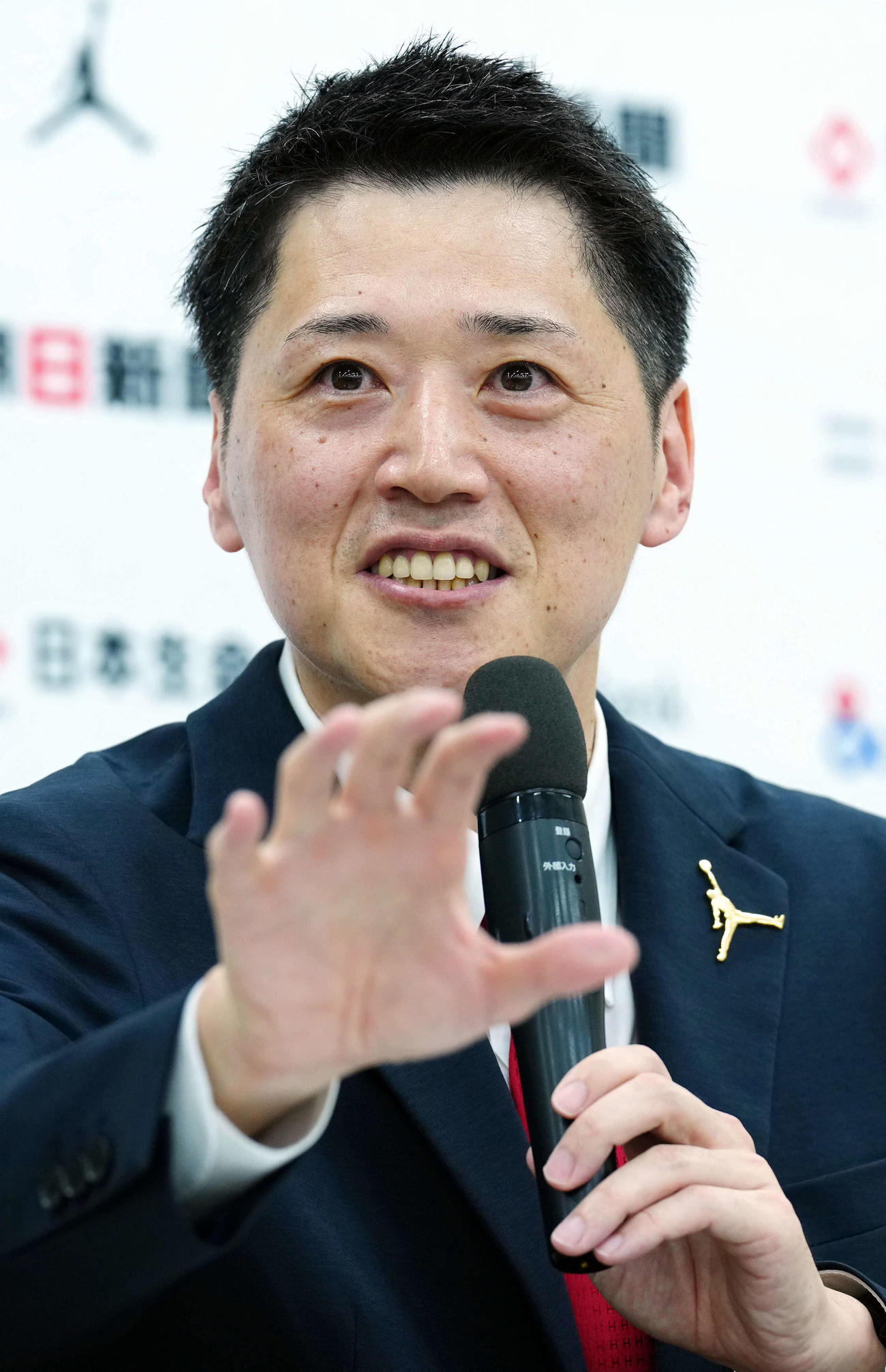 記者の質問に答えるバスケットボール女子日本代表の恩塚HC（撮影・たえ見朱実）
