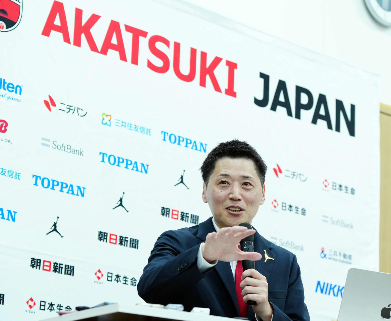 記者の質問に笑顔で答えるバスケットボール女子日本代表の恩塚HC（撮影・たえ見朱実）