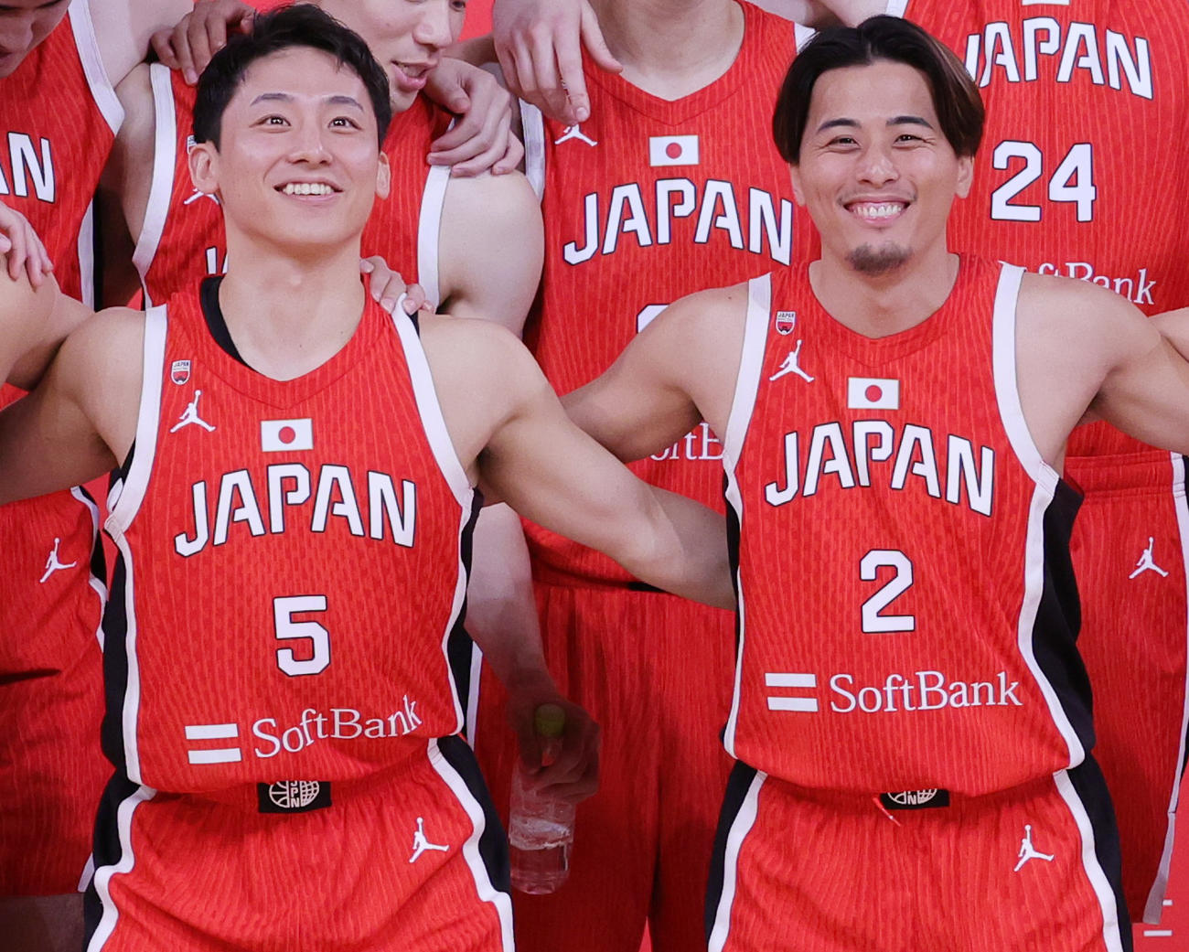 バスケットボール男女日本代表が登場した「日本一丸」イベントで、肩を組む河村（左）よ富樫（撮影・野上伸悟）
