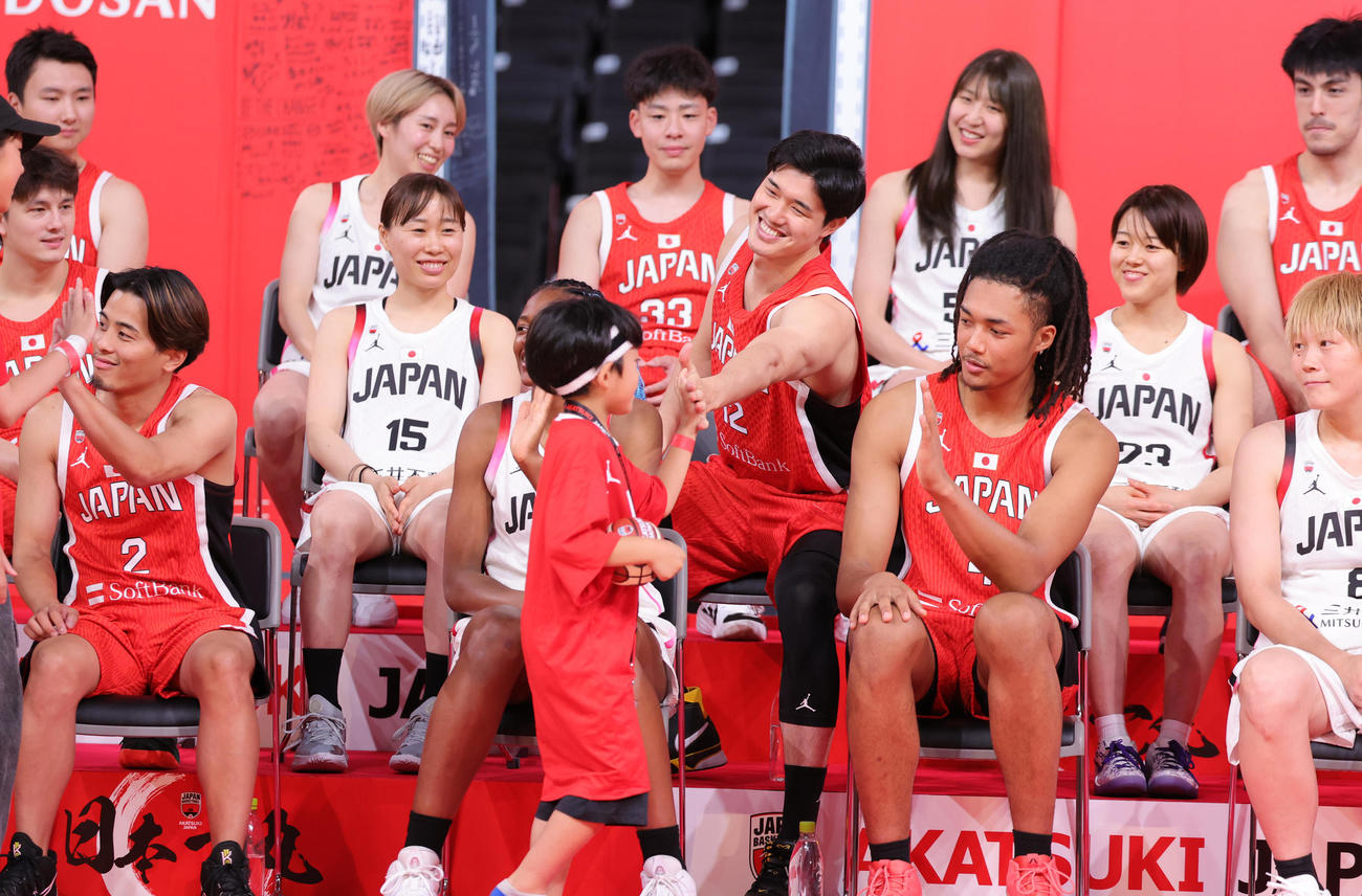 バスケットボール男女日本代表が参加した「日本一丸」イベントで、少年ファンとタッチする渡辺雄太（中央）ら。前列左端は富樫（撮影・野上伸悟）