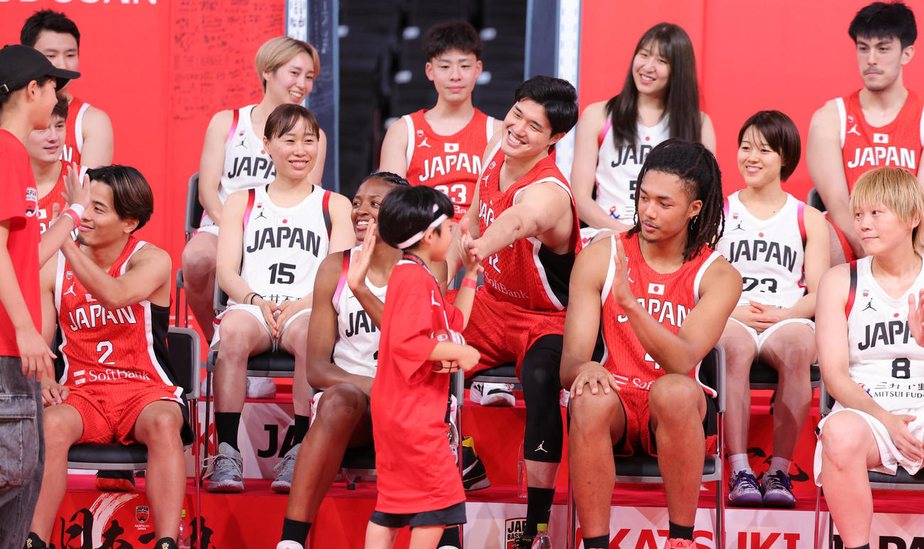 バスケットボール男女日本代表が参加した「日本一丸」イベントで、少年ファンとタッチする渡辺雄太（中央）ら。前列左端は富樫（撮影・野上伸悟）