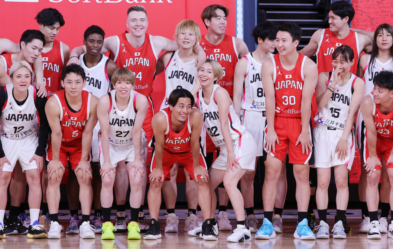 バスケットボール男女日本代表が登場した「日本一丸」イベントで、笑顔を見せる、前列左から吉田、河村、林、富樫、宮崎、富永、佐々木ら（撮影・野上伸悟）