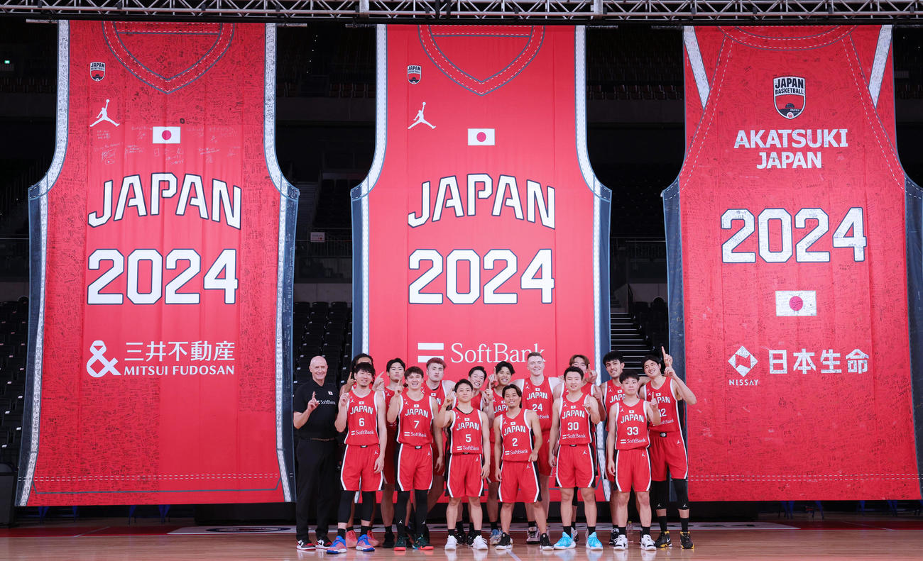 「日本一丸」イベントで記念写真に納まるバスケットボール男子日本代表の選手とホーバス監督（左端）（撮影・野上伸悟）