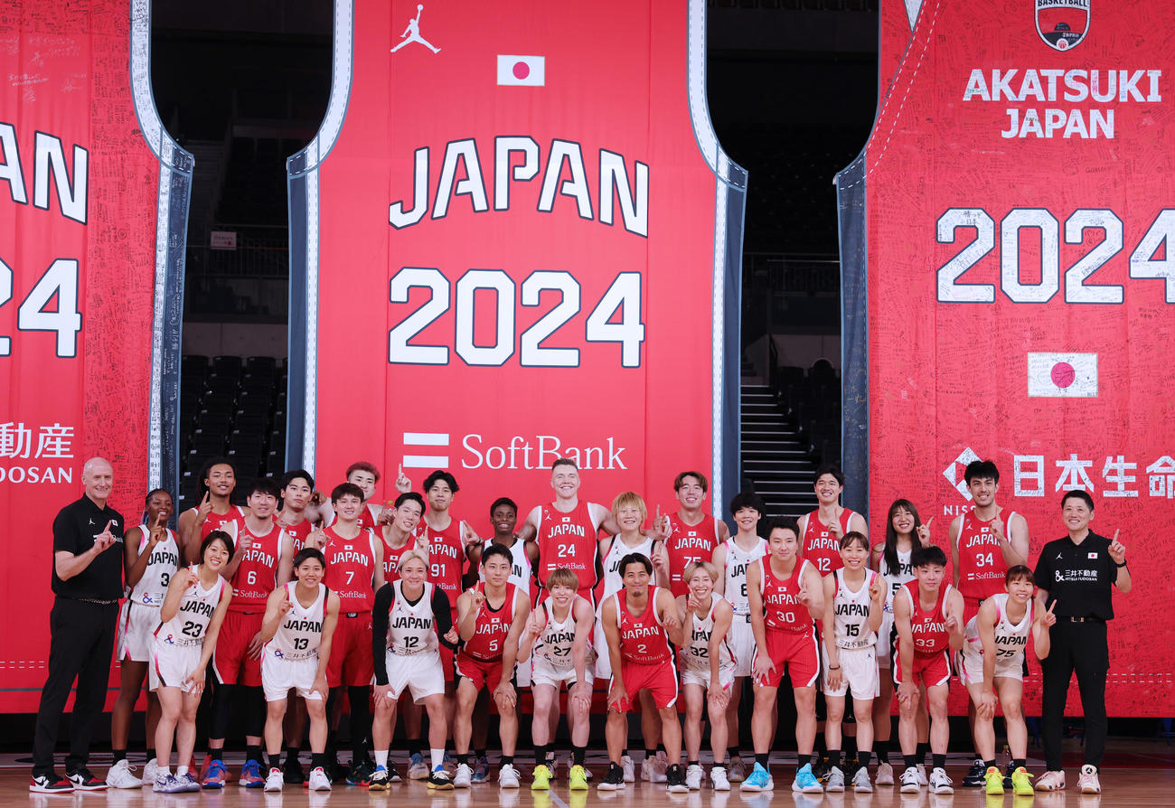 「日本一丸」イベントを行ったバスケットボール男女日本代表の選手たち（撮影・野上伸悟）