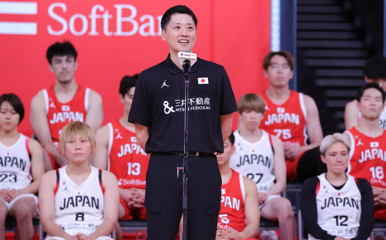 バスケットボール男女日本代表が登場した「日本一丸」イベントであいさつする女子の恩塚監督（撮影・野上伸悟）