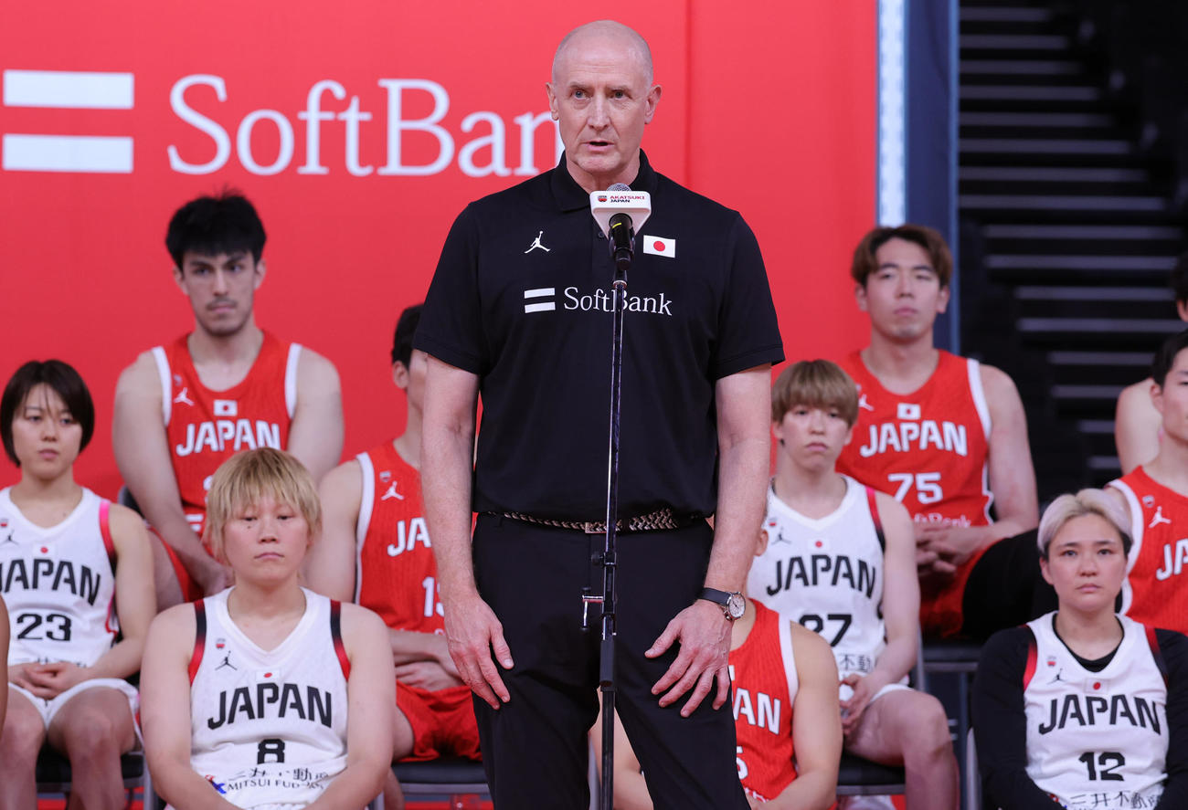 バスケットボール男女日本代表が登場した「日本一丸」イベントであいさつする男子のホーバス監督（撮影・野上伸悟）