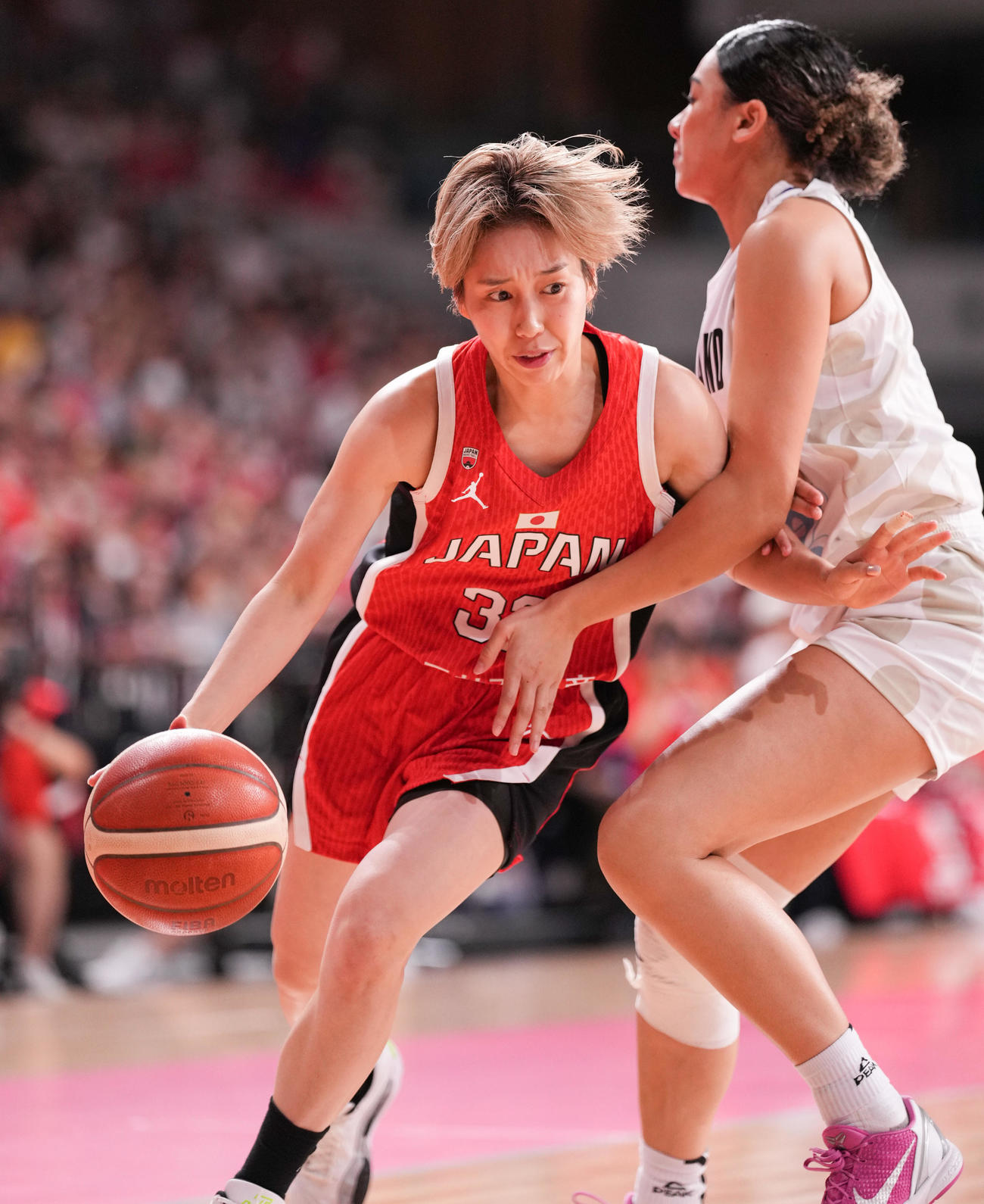 日本対ニュージーランド　第1Q、果敢に攻め込む宮崎（左）（撮影・鈴木みどり）