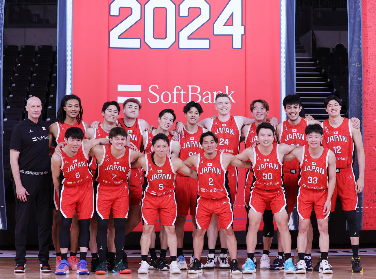 バスケットボール男子日本代表の選手とホーバス監督（左端）（2024年7月3日撮影）