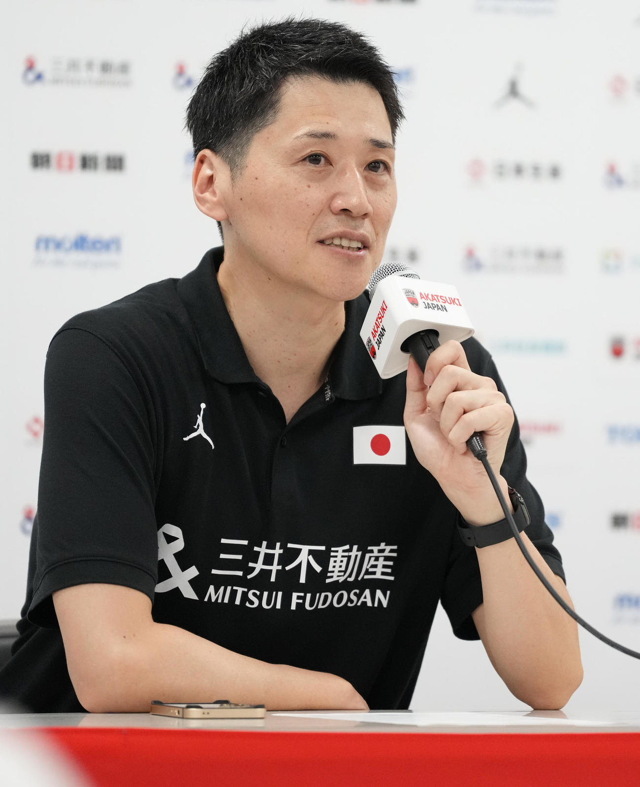 日本対ニュージーランド　試合後の会見に臨む恩塚監督（撮影・鈴木みどり）