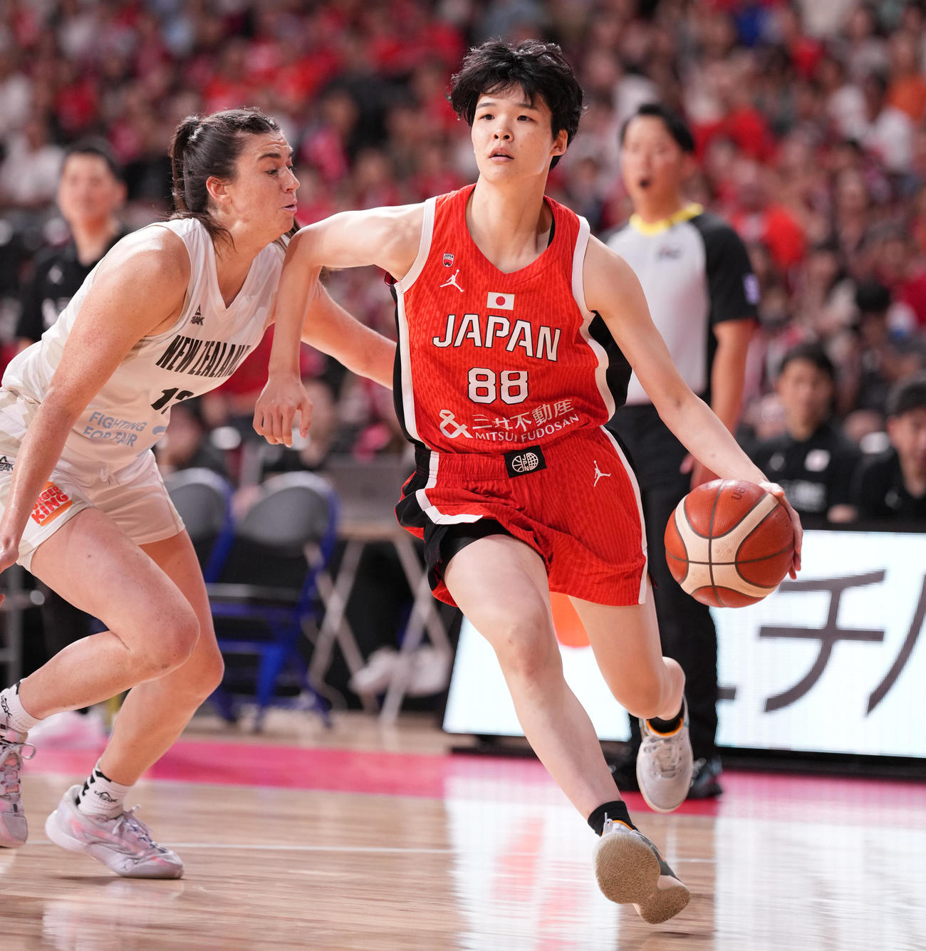 日本対ニュージーランド　第1Q、果敢に攻め込む赤穂（右）（撮影・鈴木みどり）