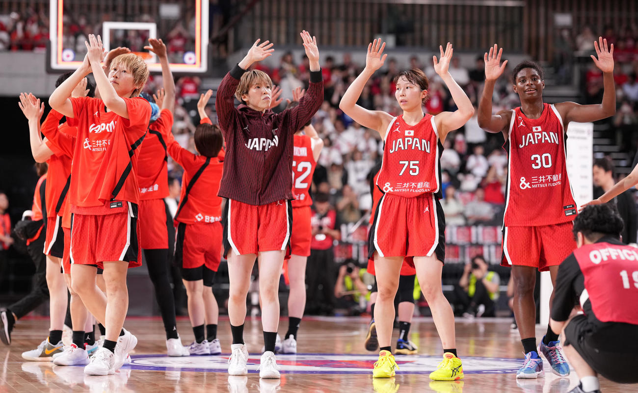 日本対ニュージーランド　ニュージーランドに快勝しブースターの声援に応える日本代表の、左から高田、林、東藤、馬瓜エ（撮影・鈴木みどり）