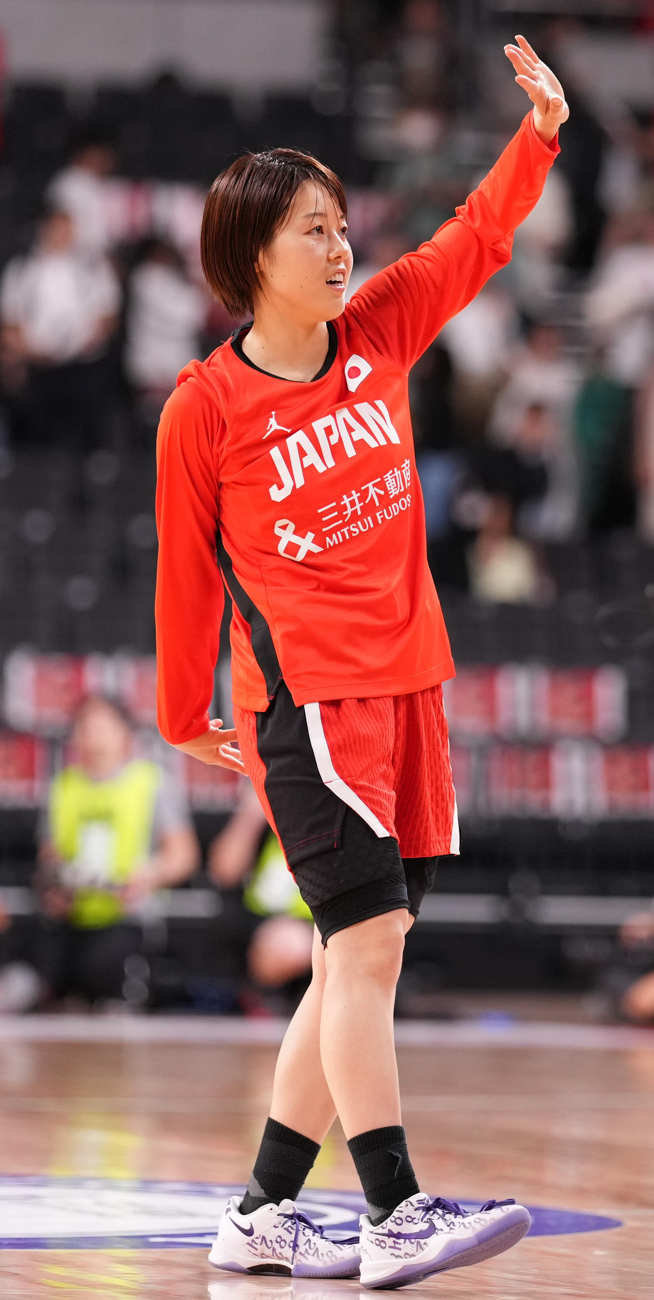 日本対ニュージーランド　ニュージーランドに快勝し、ブースターの声援に応える山本（撮影・鈴木みどり）