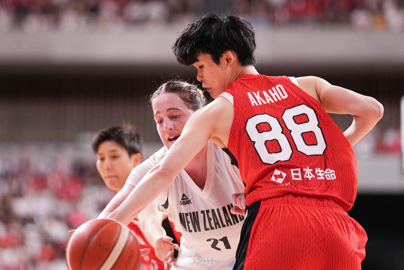 日本対ニュージーランド　第4Q、ディフェンスで相手ボールを奪う赤穂（右）（撮影・鈴木みどり）