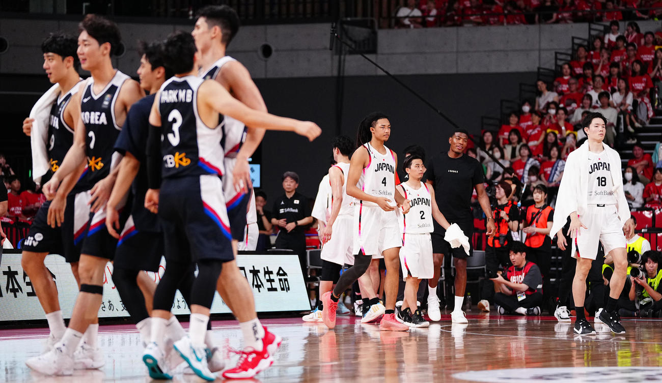 日本対韓国　韓国にリードを許しさえない表情の日本の選手たち（撮影・垰建太）
