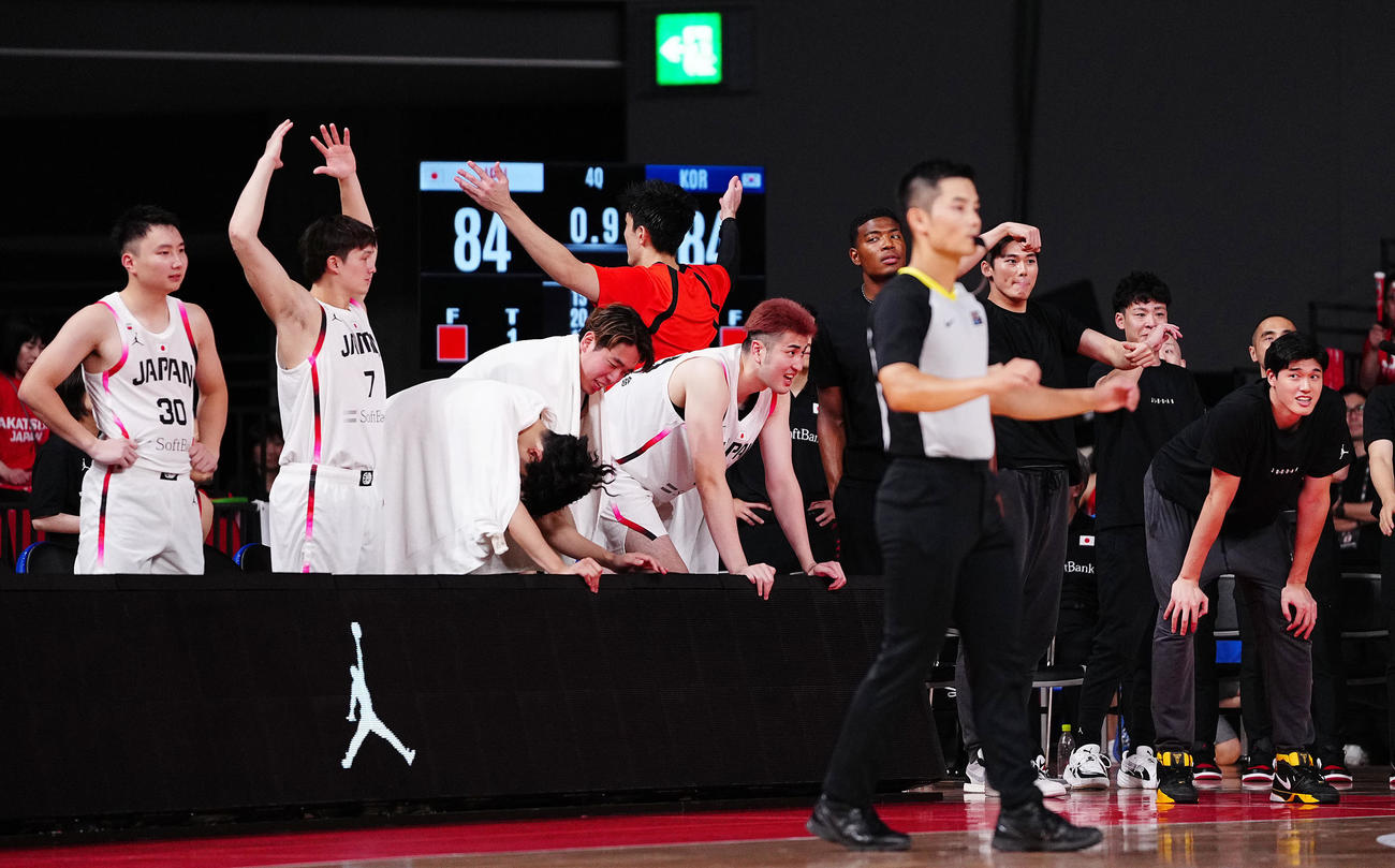 日本対韓国　第4Q、終了間際に日本のファウルをとられ頭を抱える渡辺雄（右端）ら選手たち（撮影・垰建太）