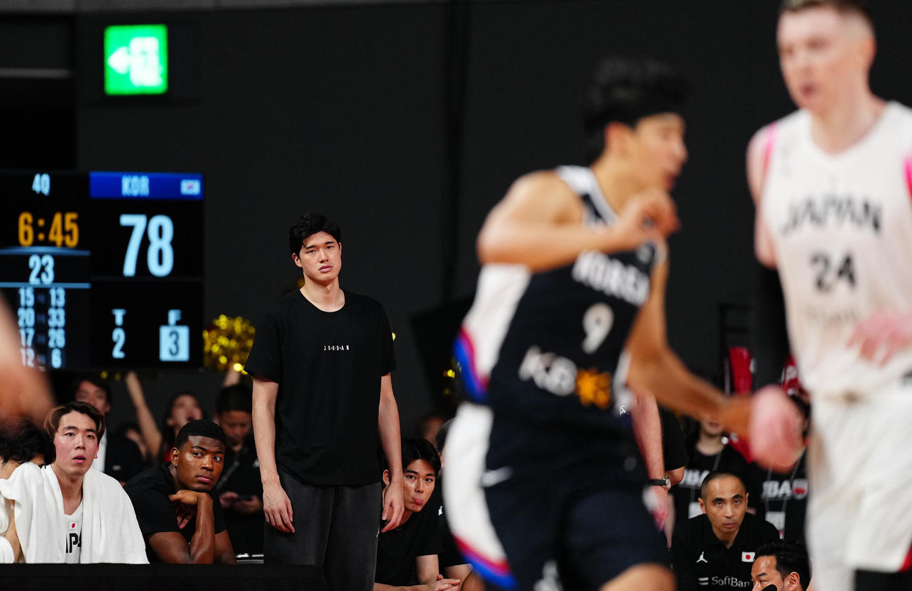 日本対韓国　ンベンチから戦況を見つめる渡辺雄（左から3人目）、八村（同2人目）ら（撮影・垰建太）