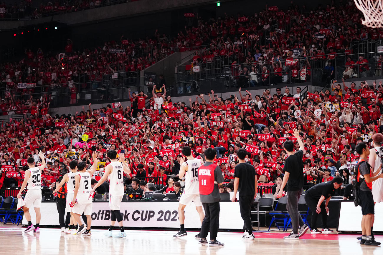 日本対韓国　試合後、選手たちに手を振るファン（撮影・垰建太）