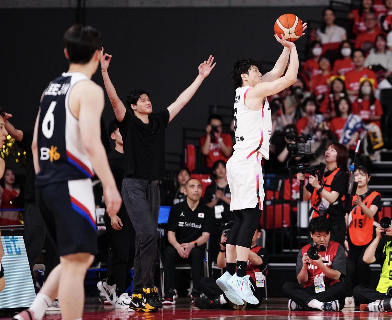 日本対韓国　第1Q、3点シュートを決める比江島。左は渡辺雄（撮影・垰建太）