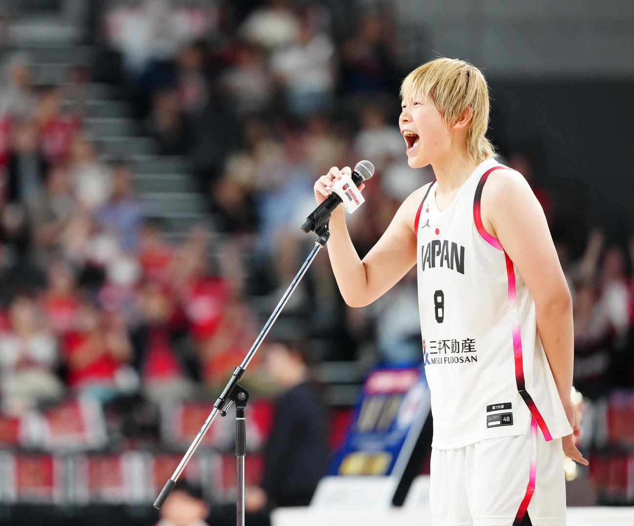 日本対ニュージーランド　試合後、ファンにあいさつする高田（撮影・江口和貴）