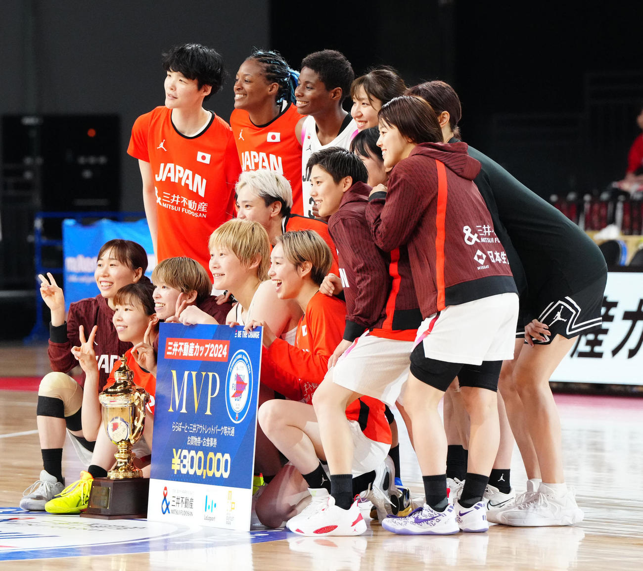 日本対ニュージーランド　試合後、集合写真に納まるバスケットボール女子日本代表の選手たち（撮影・江口和貴）