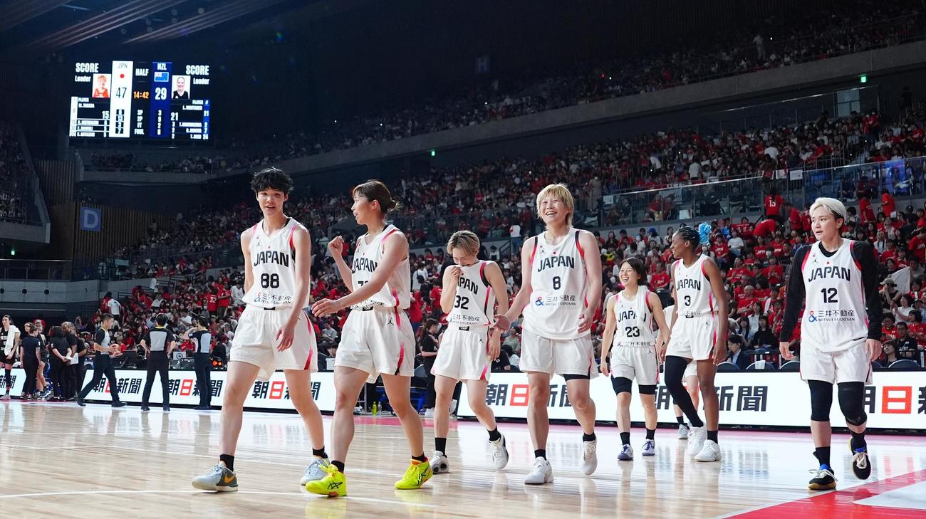 国際強化試合　日本対ニュージーランド　第2Q終了後、引き揚げるバスケットボール女子日本代表の選手たち（撮影・江口和貴）