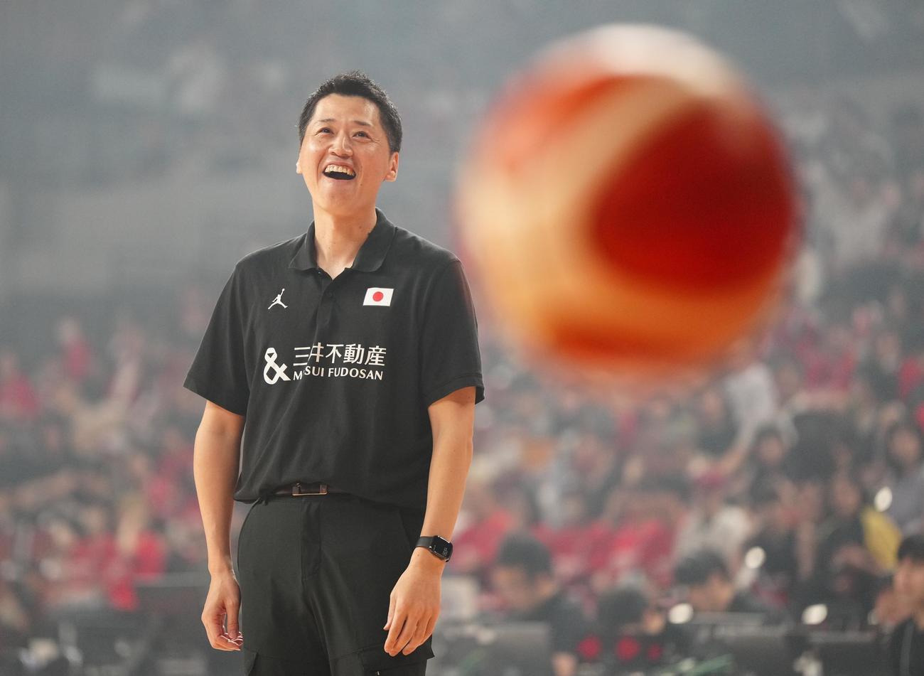 国際強化試合　日本対ニュージーランド　試合前練習に臨む恩塚監督（撮影・江口和貴）