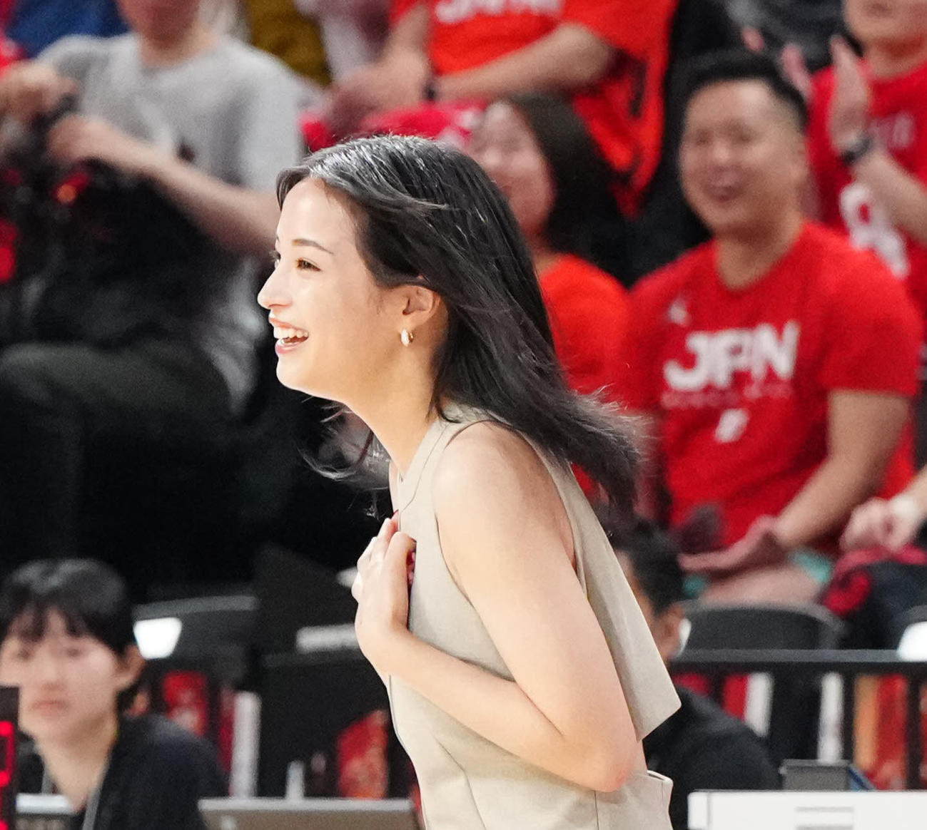 日本対ニュージーランド　試合後、バスケットボール女子日本代表の集合写真に呼ばれる広瀬すず（撮影・江口和貴）