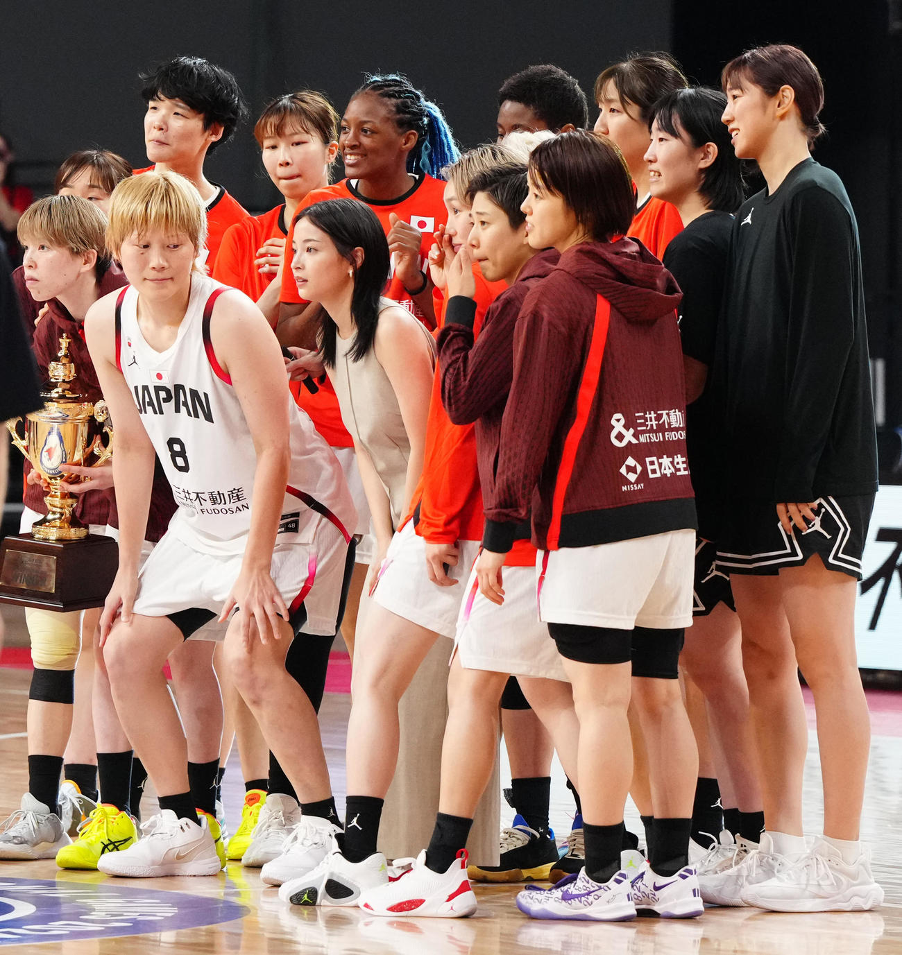 日本対ニュージーランド　試合後、バスケットボール女子日本代表の選手たちと写真に納まる広瀬すず（前列中央）（撮影・江口和貴）