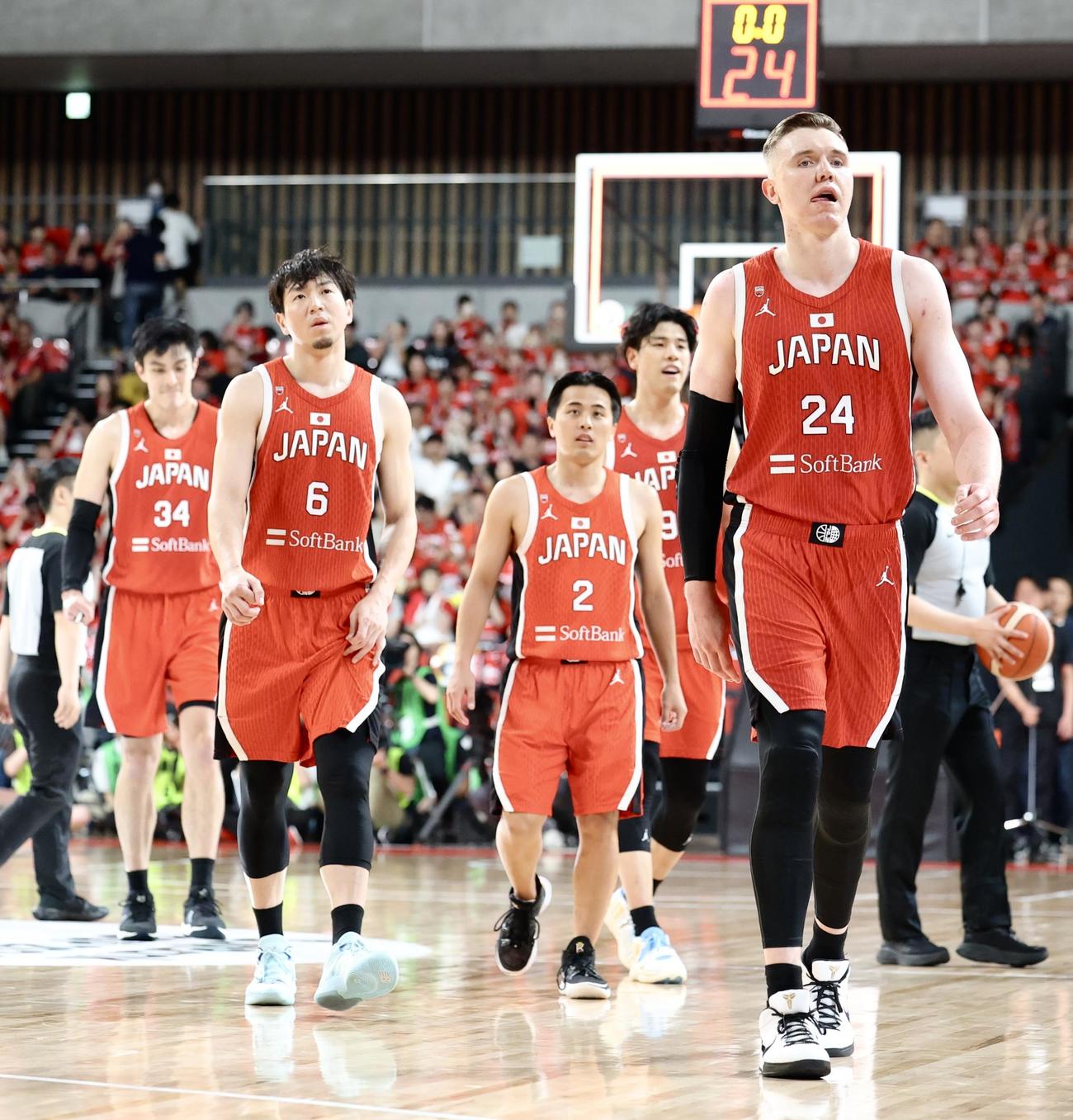 国際強化試合　日本対韓国　韓国に勝利し移動する、左から渡辺飛、比江島、富樫、吉井、ホーキンソン（撮影・河田真司）