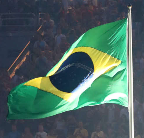 リオデジャネイロ五輪の開会式で掲揚されるブラジル国旗（2016年8月5日撮影）