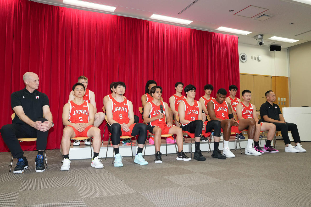 記者会見に出席した前列左からトム・ホーバス監督、河村勇輝、比江島慎、富樫勇樹、渡辺雄太、八村塁、富永啓生、東野智弥技術委員長、後列左からジュシュ・ホーキンソン、テーブス海、ジェイコブス晶、馬場雄大、吉井裕鷹、渡辺飛勇（撮影・井上学）