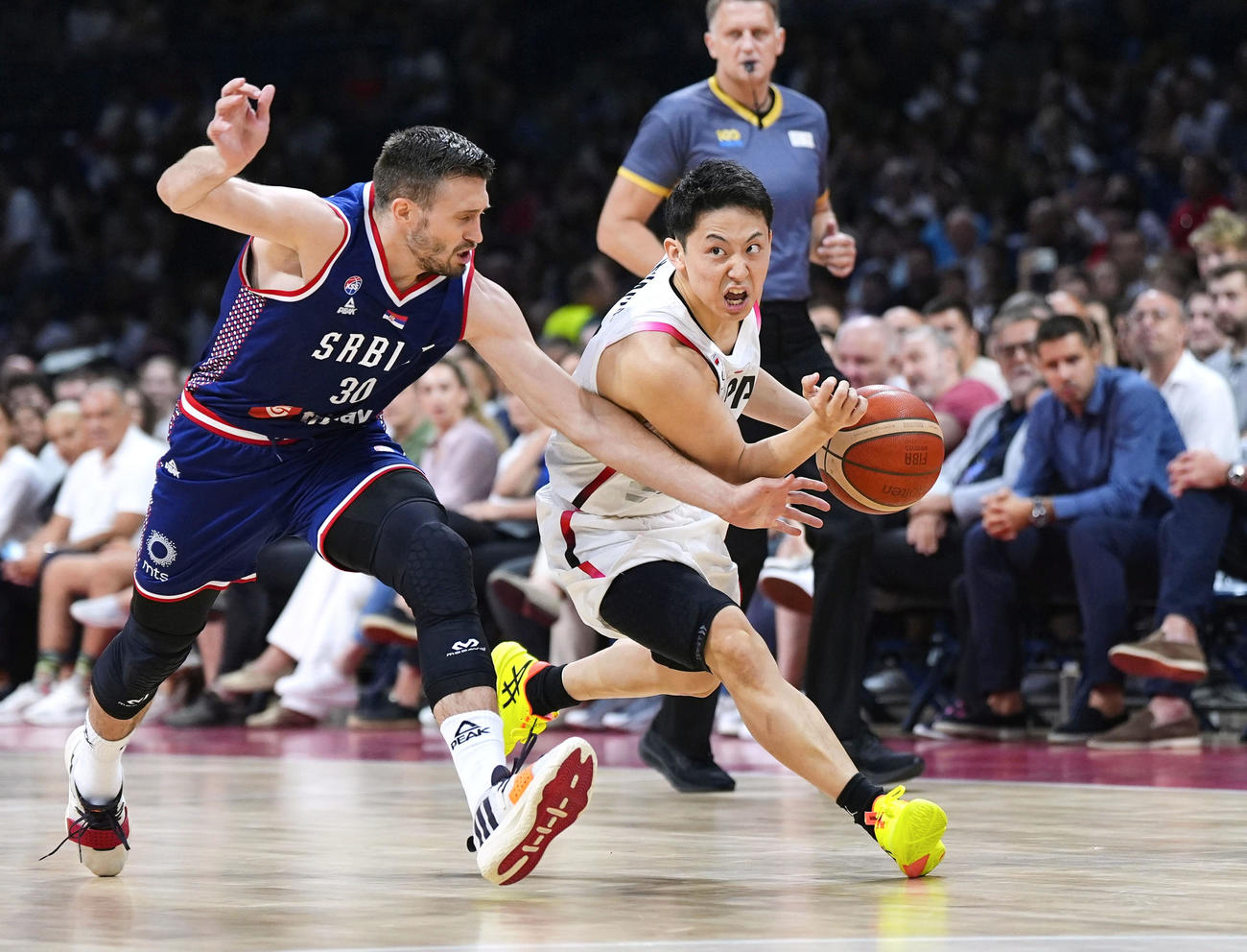強化試合のセルビア戦で、攻め込むバスケットボール男子日本代表の河村＝ベオグラード（共同）