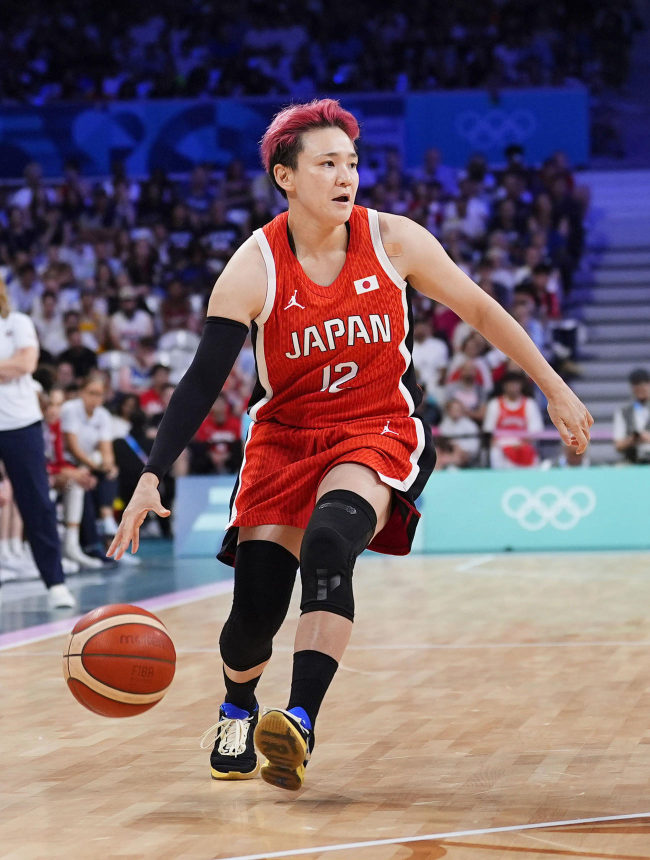 バスケットボール　日本－米国　第1クオーター、攻め込む吉田亜沙美（共同）
