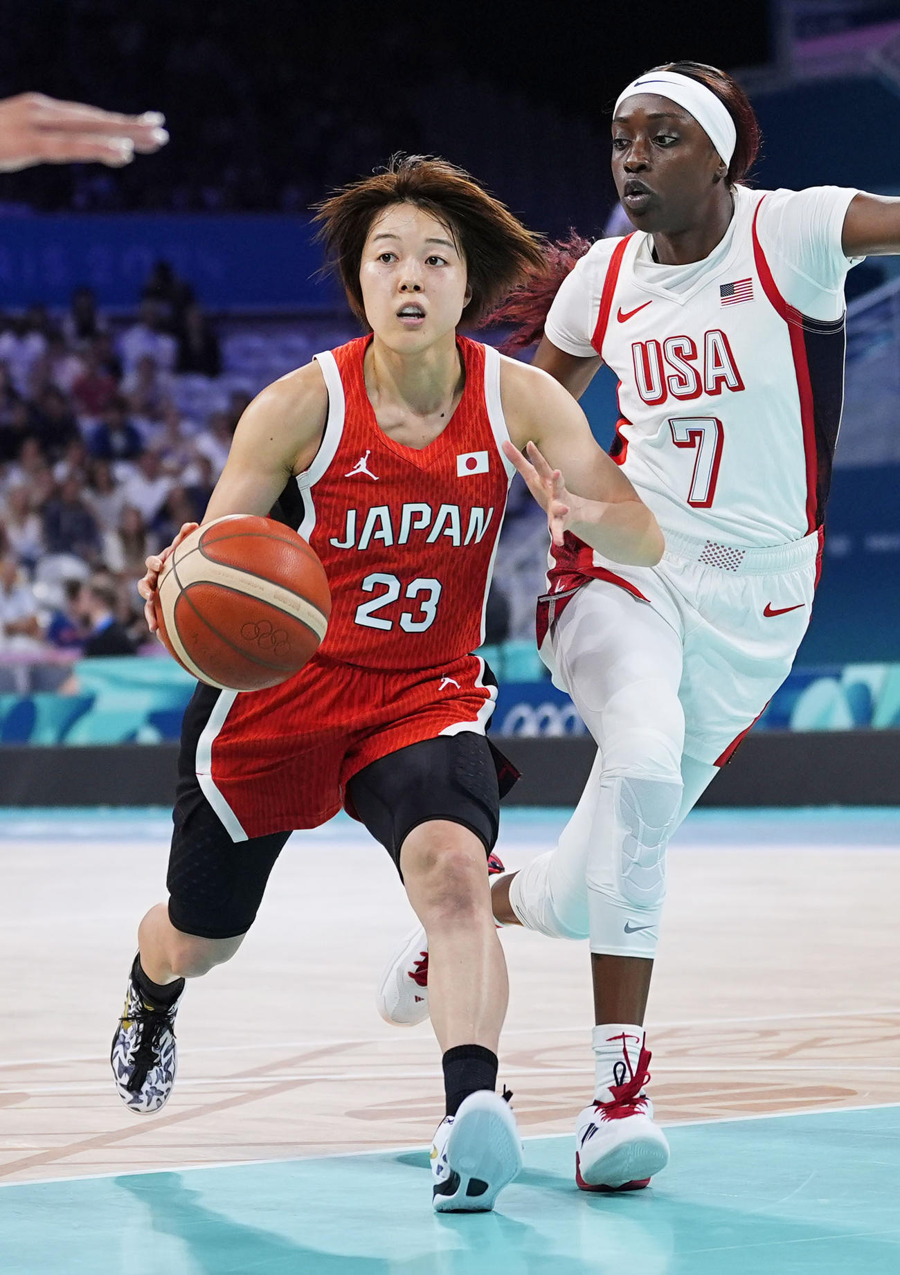 バスケットボール　日本－米国国　第2クオーター、攻め込む山本麻衣（左）（共同）