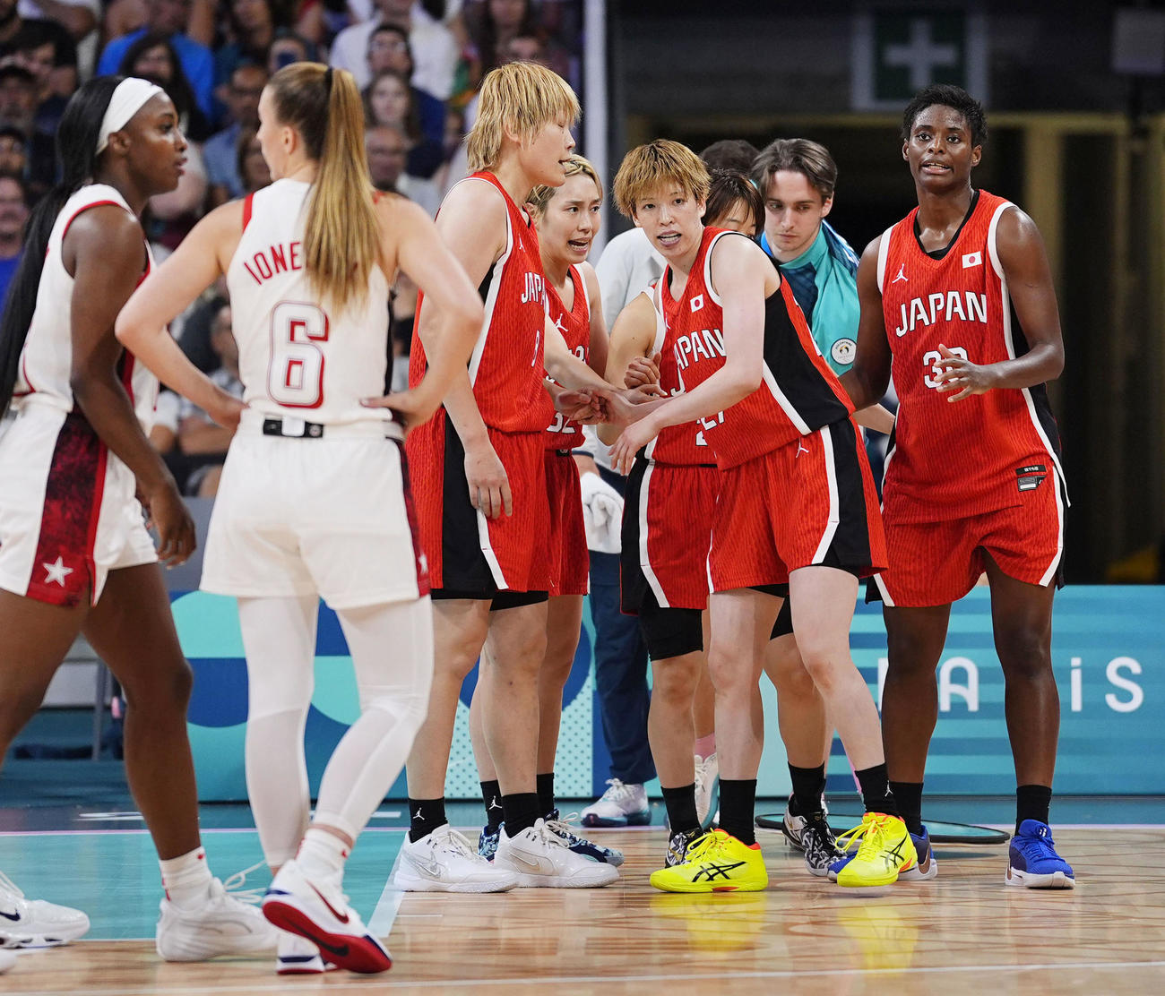 日本－米国　第3クオーター、試合中に集まる日本の選手たち（共同）