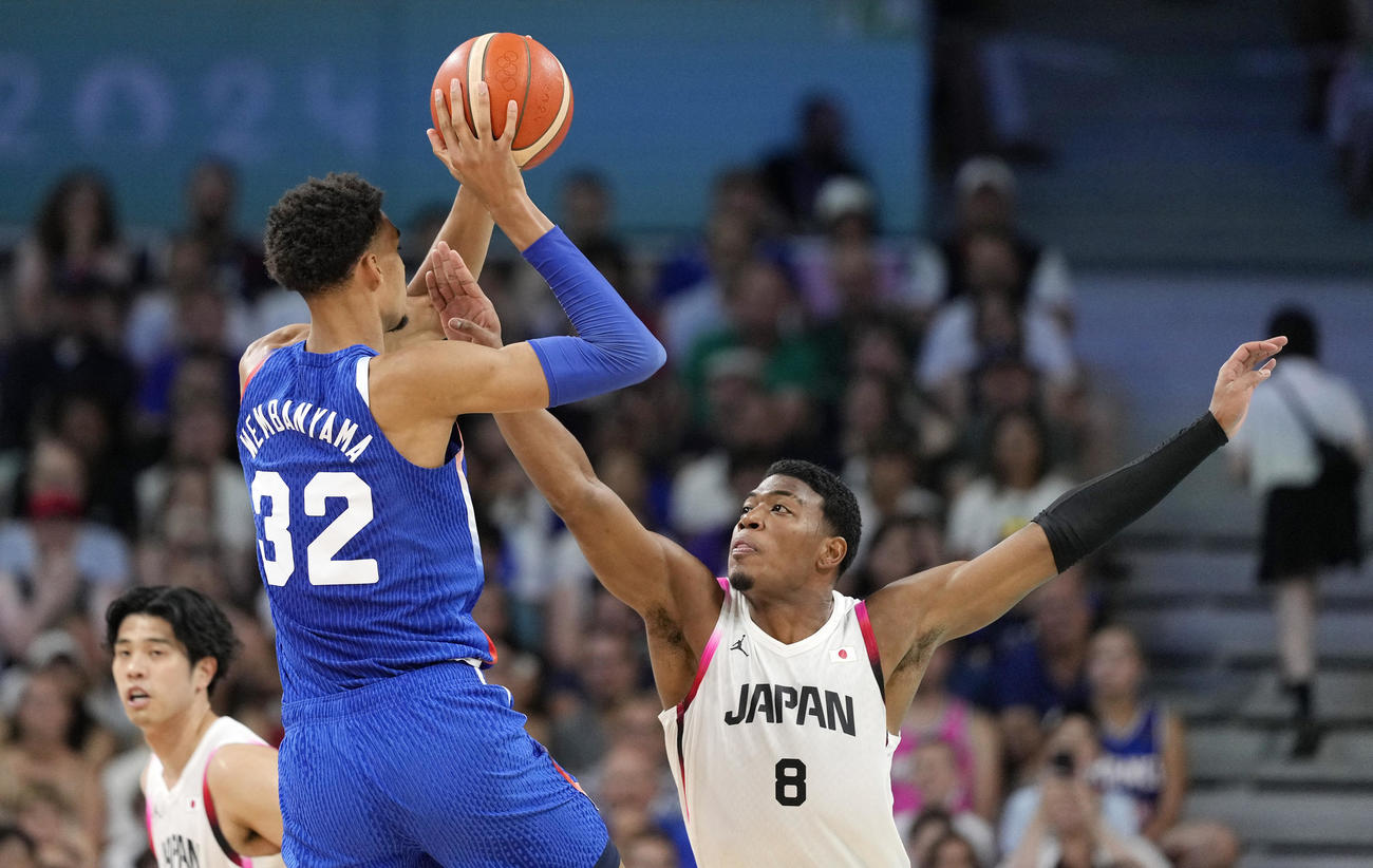 バスケットボール　日本対フランス　相手シュートをディフェンスする八村塁（AP）