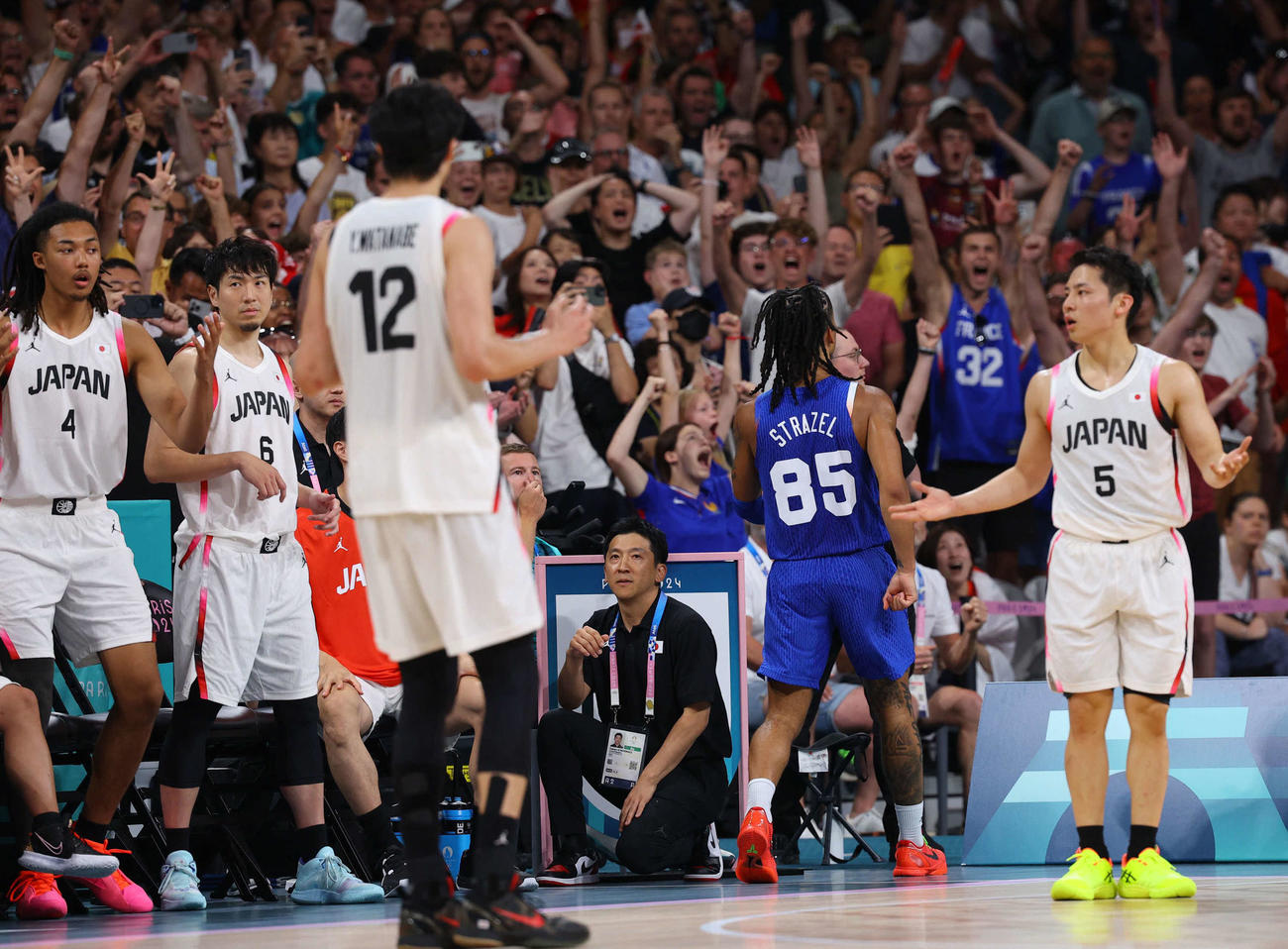 日本対フランス　第4Q、ストラゼル（右から2人目）に3点シュートを決められた上、ファウルを取られ納得のいかない表情をする河村（ロイター）