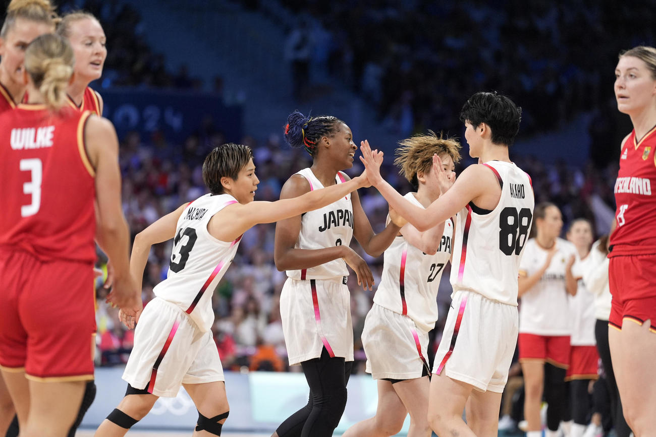 日本対ドイツ　シュートを決め喜ぶ日本の選手たち（AP）