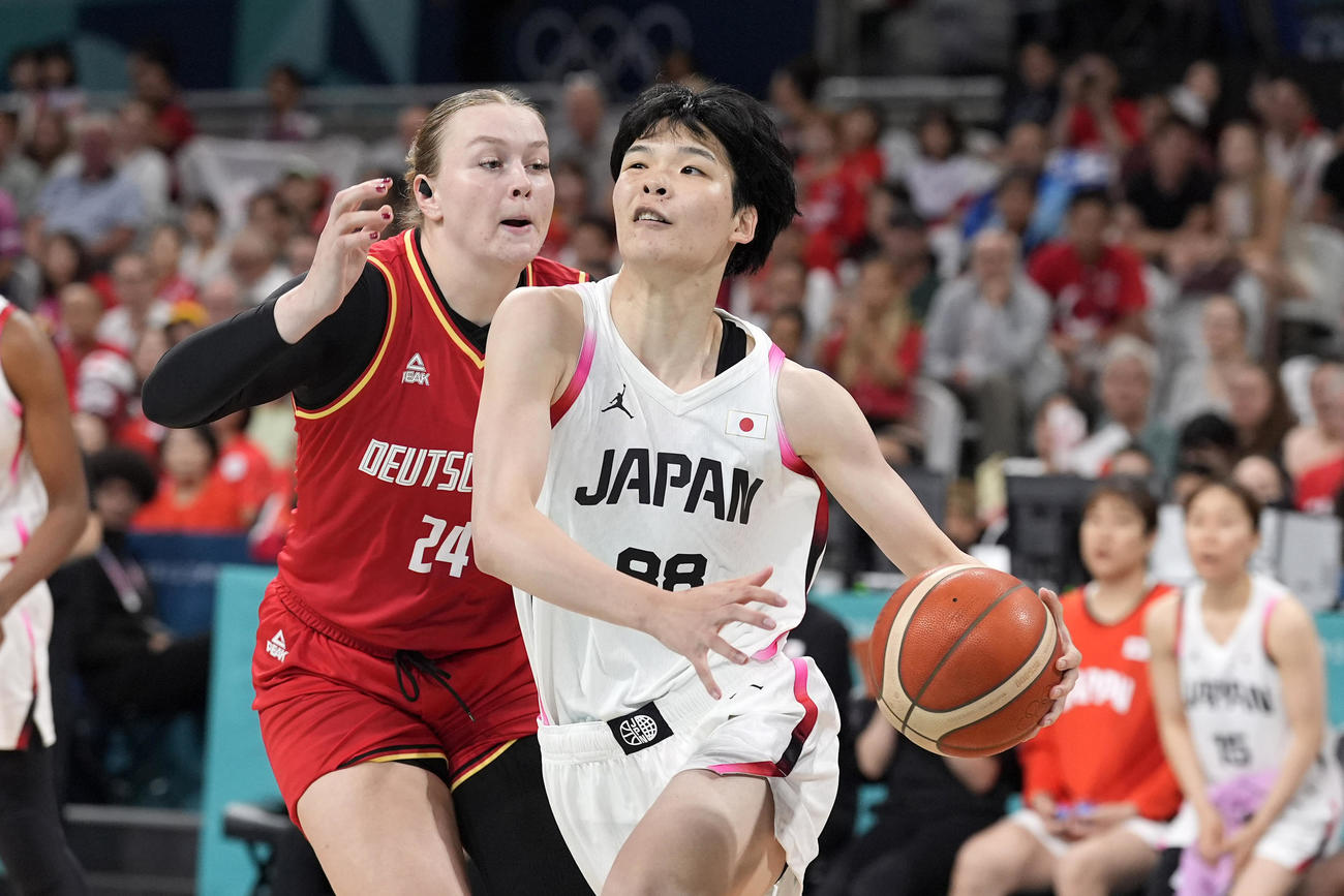日本対ドイツ　ドリブルで切り込む赤穂ひまわり（AP）