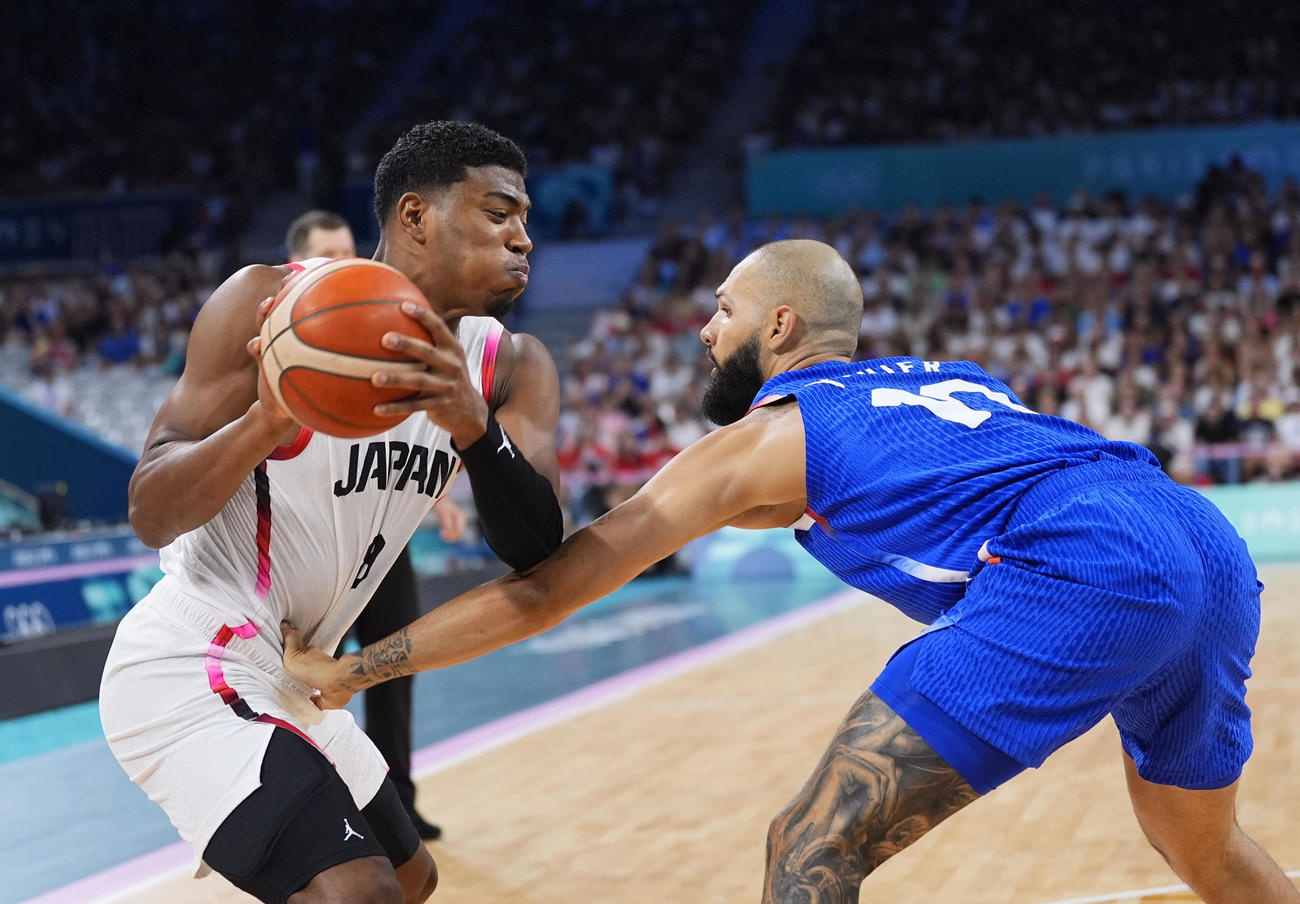 7月31日　日本対フランス　第1クオーター、競り合う八村（左）