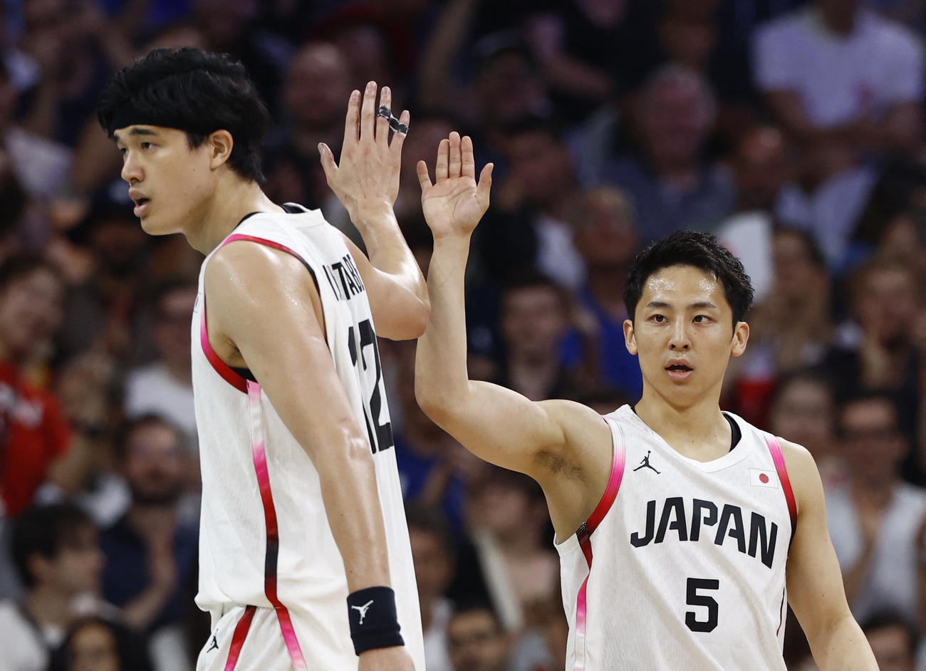 日本対ブラジル　ハイタッチする渡辺雄太（左）と河村（ロイター)