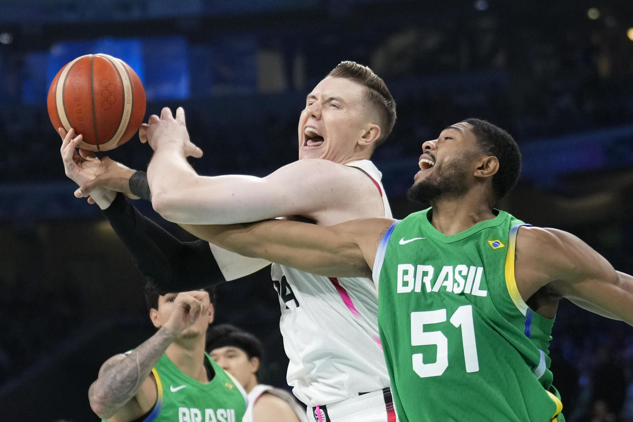 日本―ブラジル　ブラジルの選手と競り合うホーキンソン（AP）