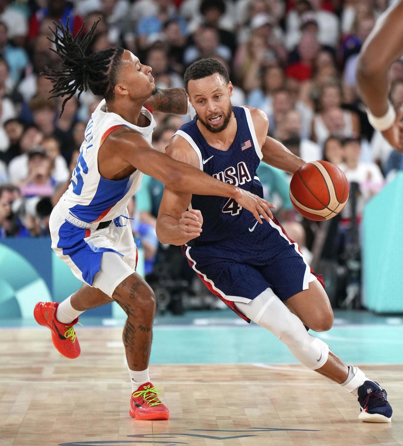 フランス－米国　ドリブルする米国のカリー（右）（NBAE・ゲッティ＝共同）